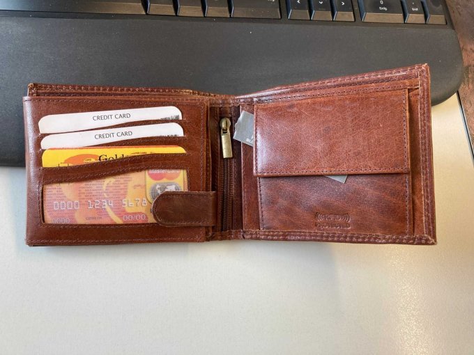 Innenansicht Geldbörse braun mit 3 Kartenfächern und Münzfach