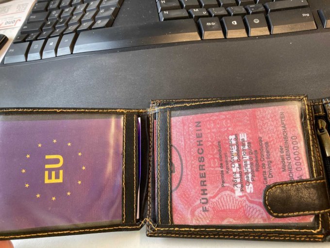 Innenansicht Geldbörse schwarz - 2 Fächer für Zulassungsbescheinigung und Papier-FS