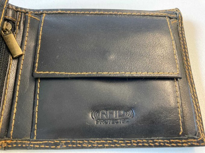 Innenansicht Geldbörse schwarz - Münzfach mit Aufdruck "RFID protected"