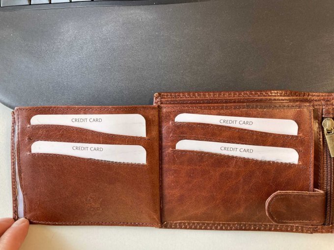 Innenansicht Geldbörse braun mit 6 Kartenfächer, gesichert mit Knopfdruckriegel