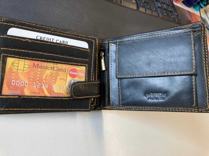 Innenansicht Geldbörse schwarz mit 3 Kartenfächern und Münzfach