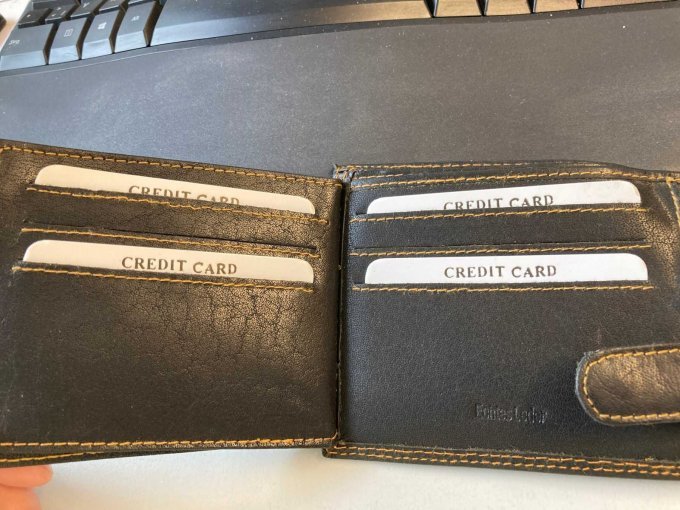 Innenansicht Geldbörse schwarz mit 6 Kartenfächern, gesichert mit Knopfdruckriegel