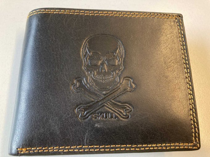 Ansicht Geldbörse schwarz mit Totenkopf