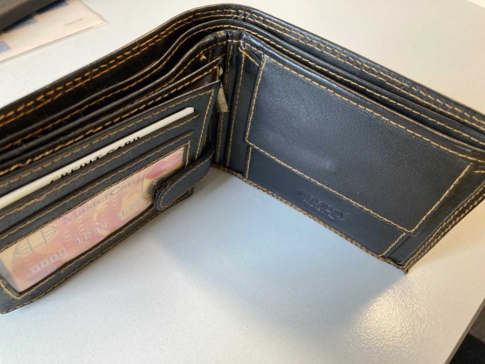 Innenansicht Geldbörse schwarz mit Geldscheinfächern und Reißverschlussfach