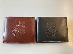 beide Geldbörsen mit Applikationen