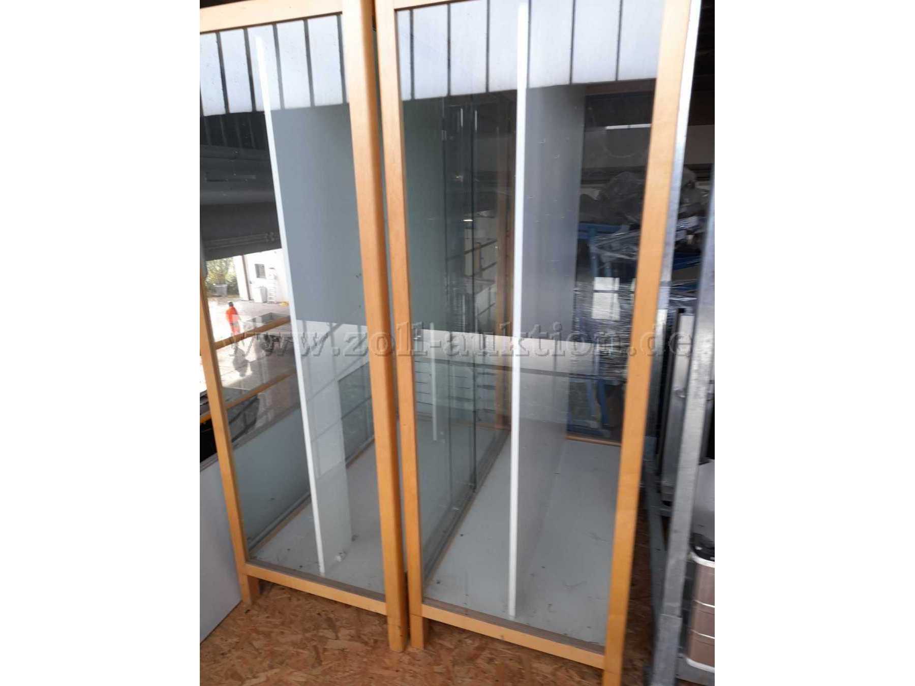 linke Vitrine mit Ausschnitt in der Zwischenwand