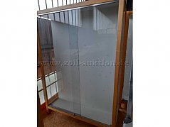 Glasvitrine mit 2 Glasscheiben zum Schieben jeweils auf jeder Seite