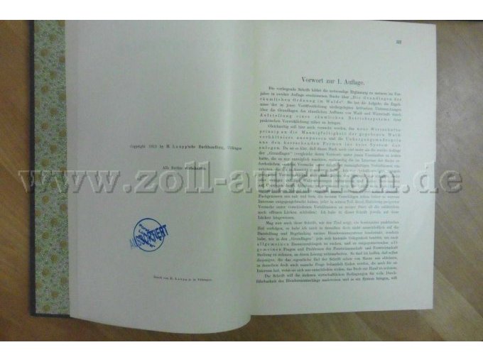 Bibliotheksstempel im Buch