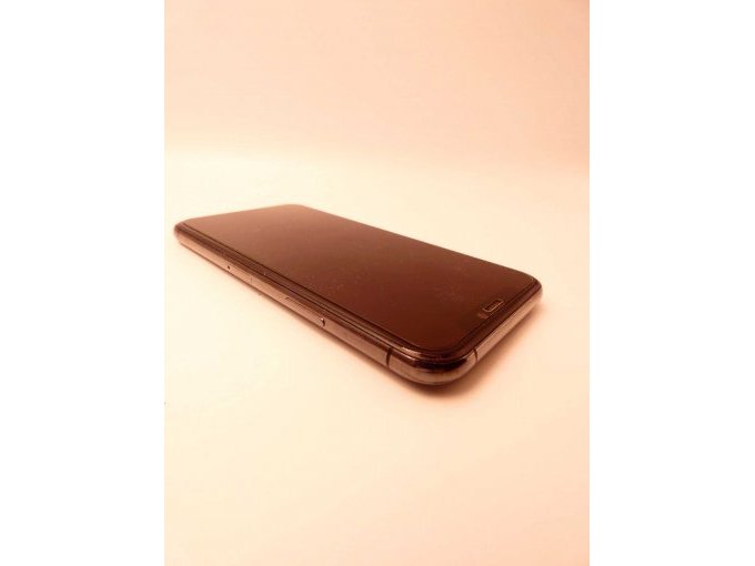 IPhone 11 Pro_ Ansicht obere Seite/ rechte obere Ecke/ rechte Seite