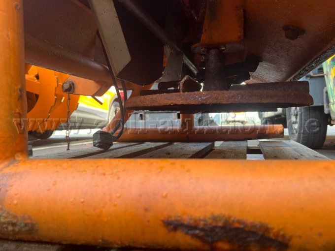 Zwei Drehteller unterseits