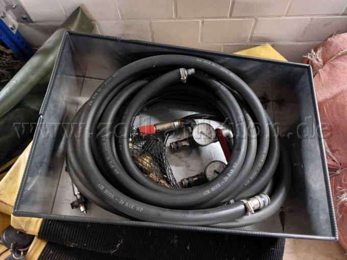 Transportkiste mit Niederdruckschläuchen, Bedieneinheit und Druckminderer mit Schlauch