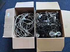2 Kartons mit 80 gemischten Stromkabeln / Kaltgerätekabeln / Verlängerungen / USV-Anschlüsse - offen