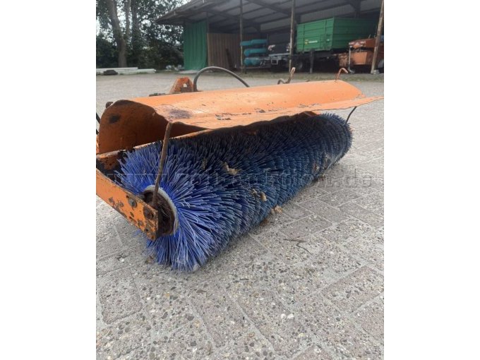 2 Kehrbesen / Kehrmaschine Iseki KL-150 und Heros SM 12.5 – foto 2 – kavel bij Zoll-Auktion, Apen
