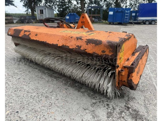 2 Kehrbesen / Kehrmaschine Iseki KL-150 und Heros SM 12.5 – foto 7 – kavel bij Zoll-Auktion, Apen