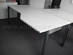 Tische mit Rechtsausleger