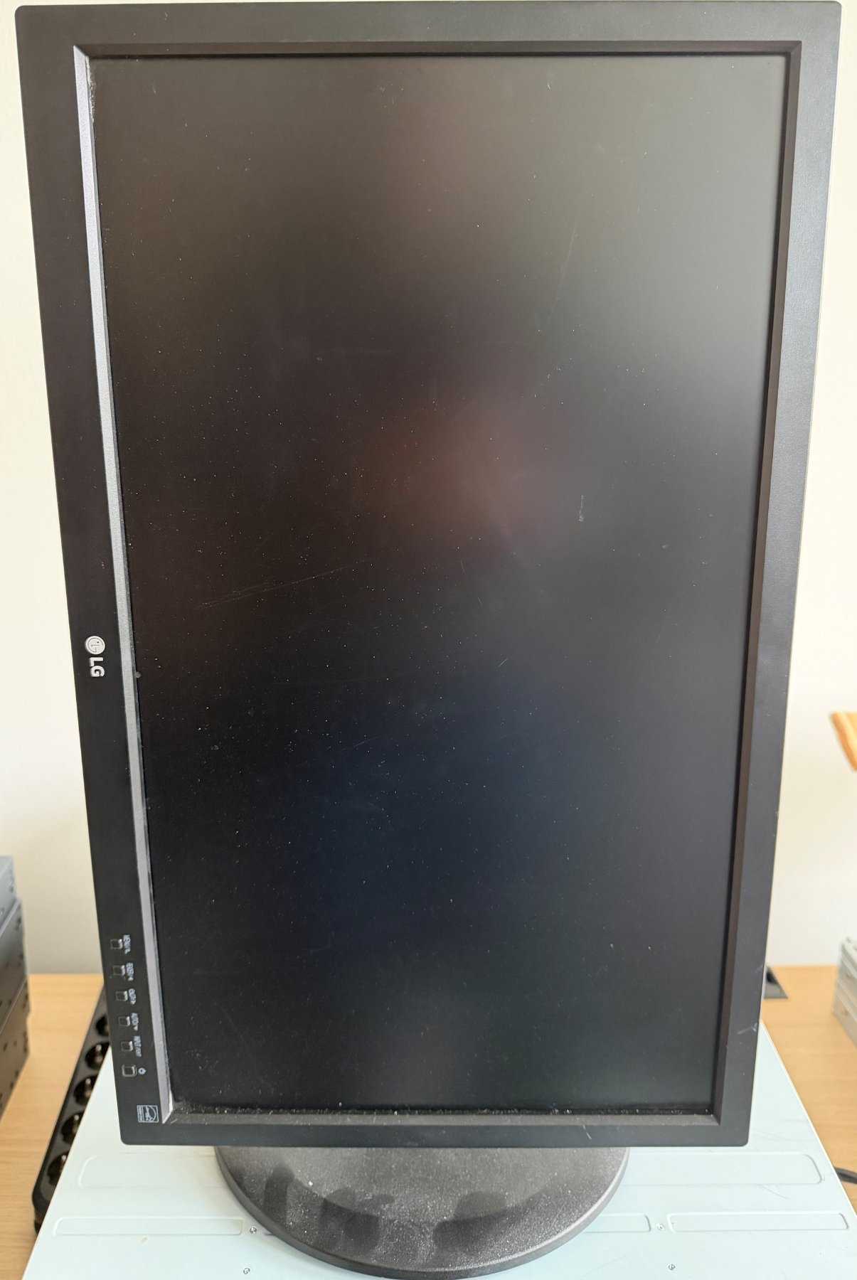 2 LG monitors 23 inches / 58.42 cm