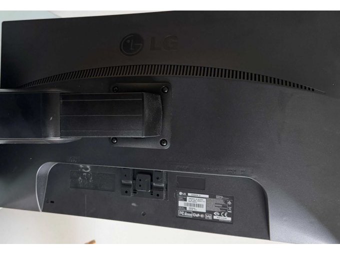 2 LG-monitoren | 23 inch / 58,42 cm – foto 2 – kavel bij Zoll-Auktion, Brunsbüttel