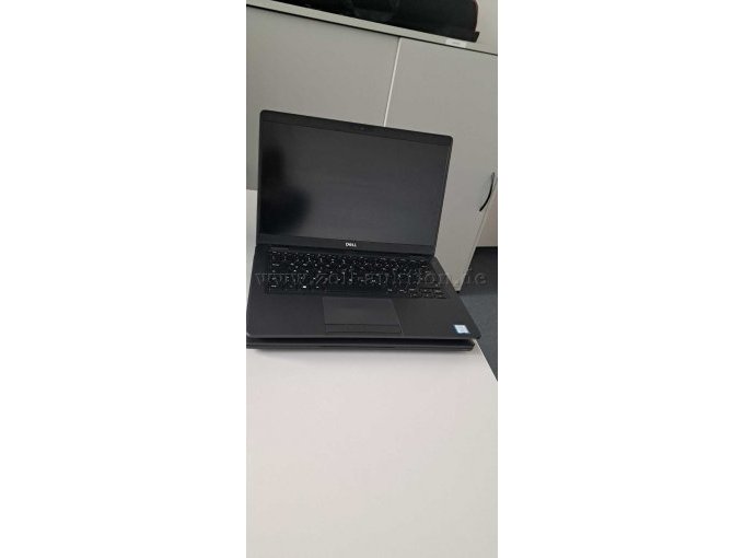 Dell Latitude 5300 aufgeklappt
