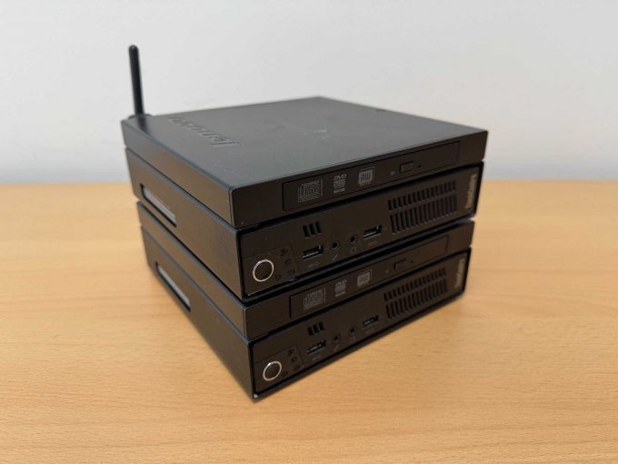 Lenovo ThinkCentre M92 3235 – Tiny Desktop
aufeinander 
Ansicht von vorne