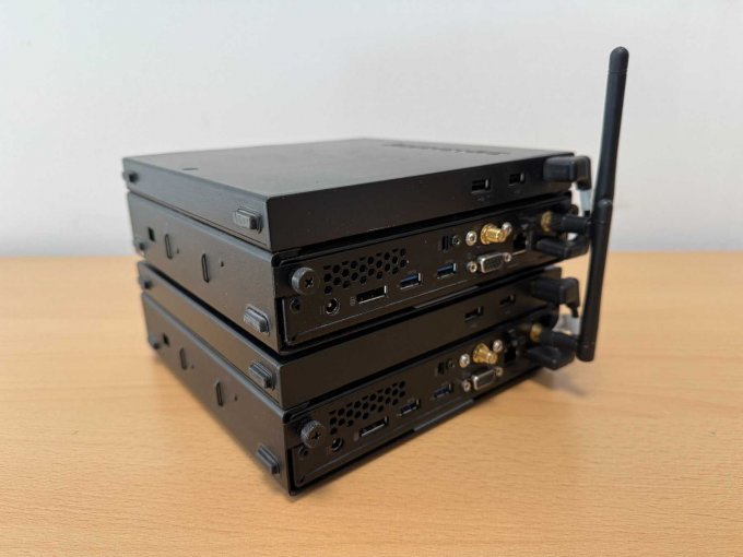 Lenovo ThinkCentre M92 3235 – Tiny Desktop
aufeinander
Ansicht von hinten