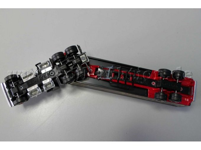 Majorette Sattelzug Kenworth Night Hawk Ansicht von unten