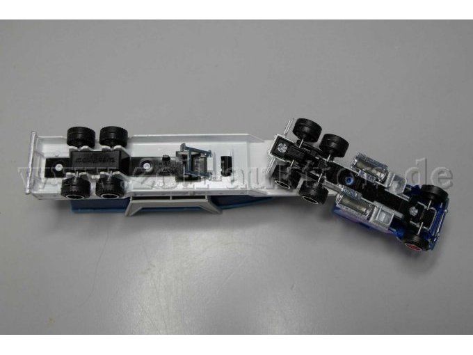 Majorette Sattelzug Miami mit Boot Ansicht von unten