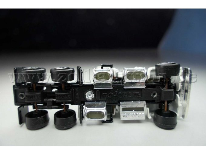 Majorette Sattelzug Colbitzer Heidebrauerei Ansicht von unten zerlegt