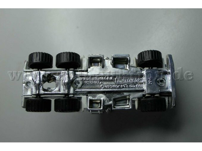 Matchbox Sattelzug mit zwei Containern Federal Express Ansicht von unten zerlegt