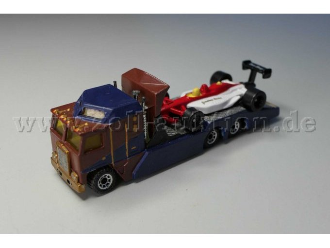 Matchbox Kenworth Cabover Racing Transporter mit Rennwagen Ansicht von der Seite