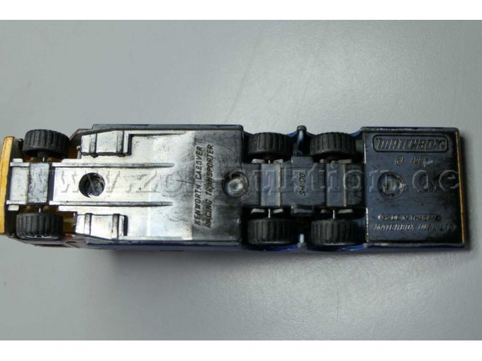 Matchbox Kenworth Cabover Racing Transporter mit Rennwagen Ansicht von unten