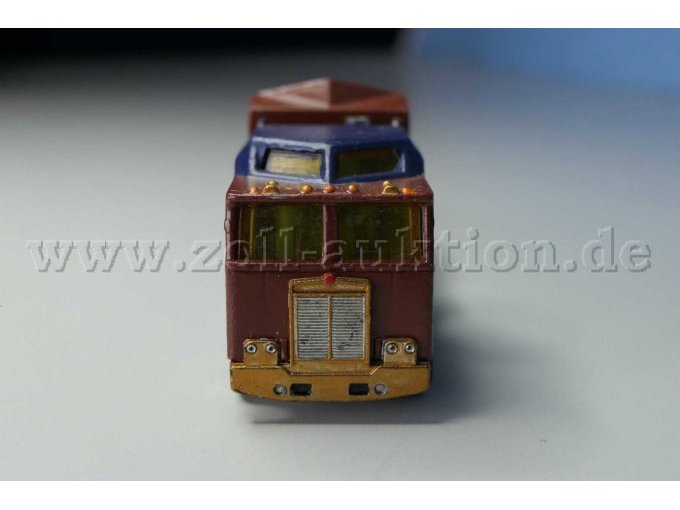 Matchbox Kenworth Cabover Racing Transporter mit Rennwagen Ansicht von vorne