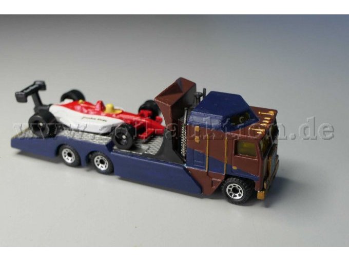 Matchbox Kenworth Cabover Racing Transporter mit Rennwagen Ansicht von der Seite