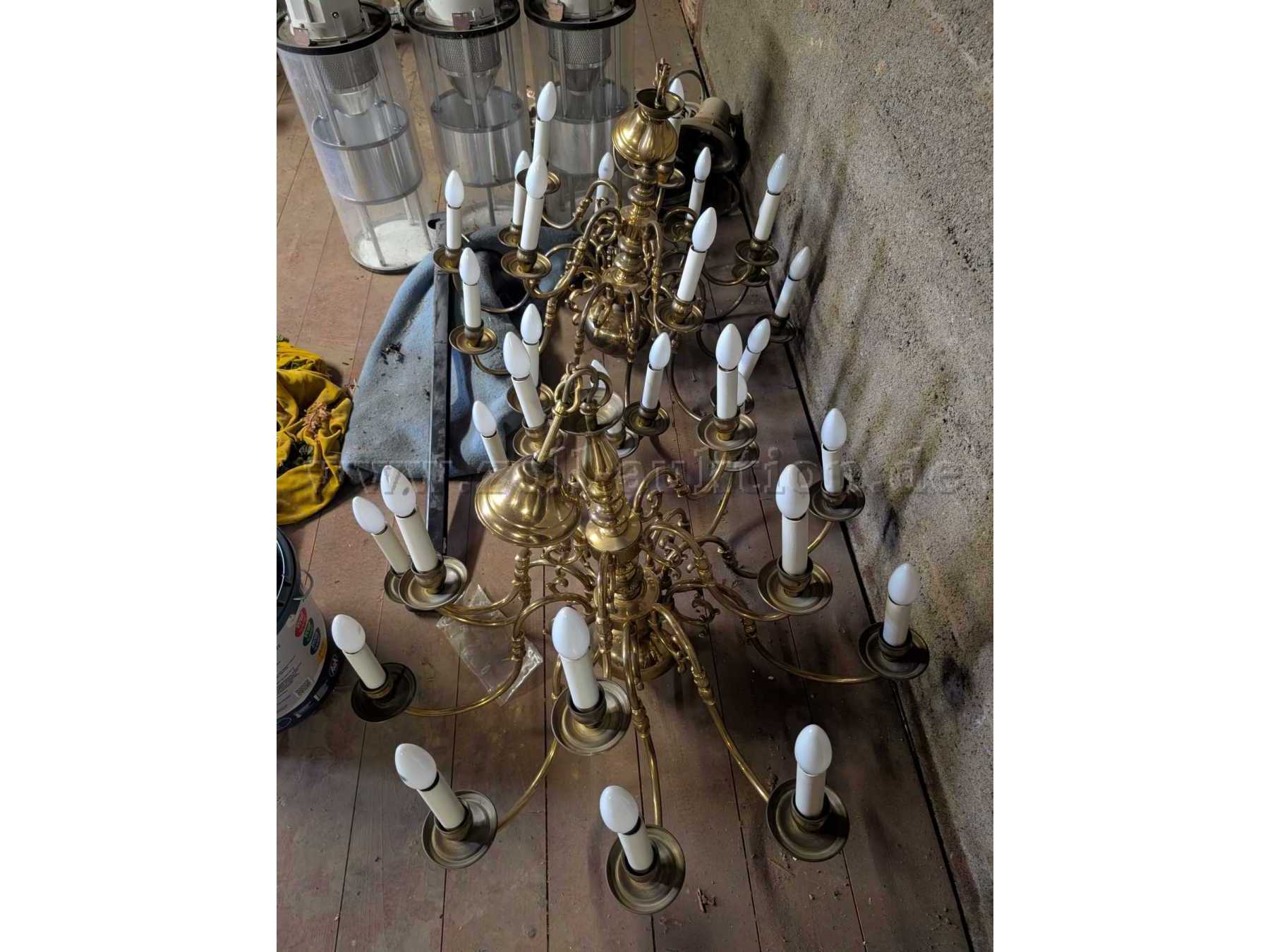 Beide Kornleuchter baugleich