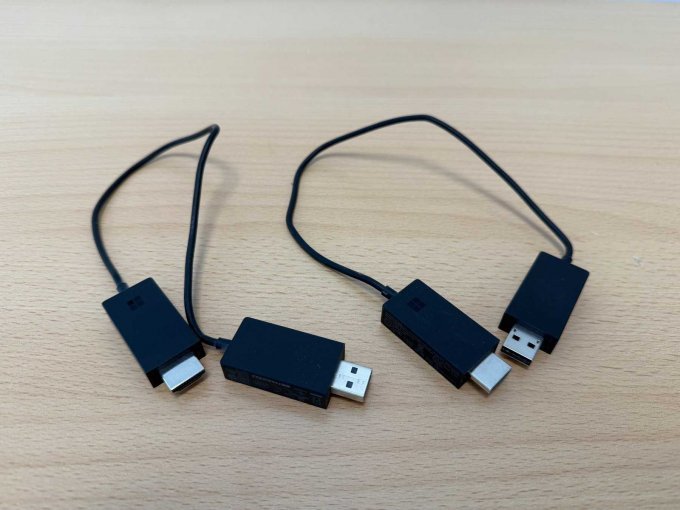 2x Microsoft Wireless Display Adapter – MIRACAST – Modell 1733
Ansicht von unten