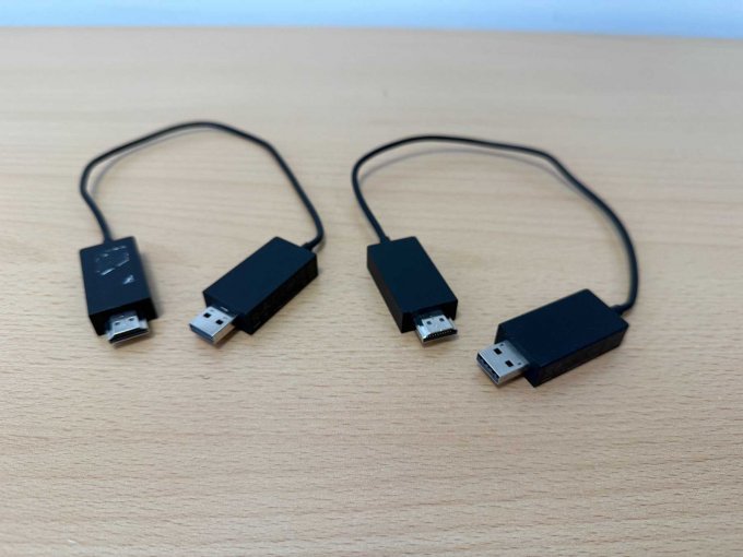 2x Microsoft Wireless Display Adapter – MIRACAST – Modell 1733 
Vorderansicht