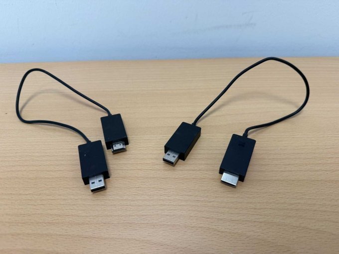 2x : Microsoft Wireless Display Adapter – MIRACAST – Modell 1733 
Ansicht von hinten