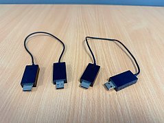 2x Microsoft Wireless Display Adapter – MIRACAST – Modell 1733 
Ansicht von oben