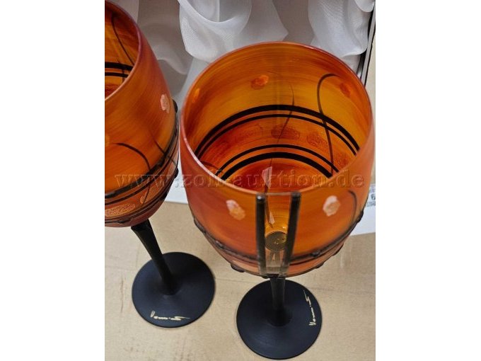 Weingläser von der Seite