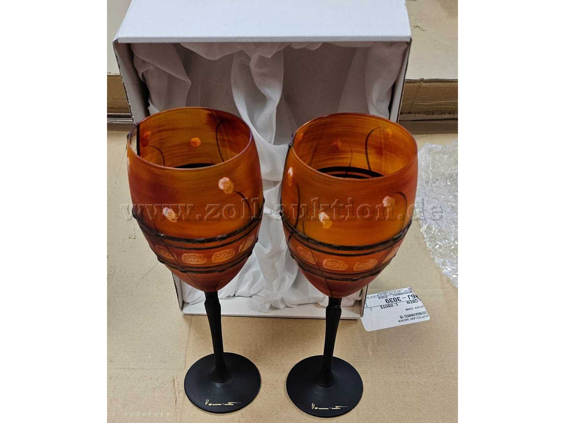 Weingläser von der Seite