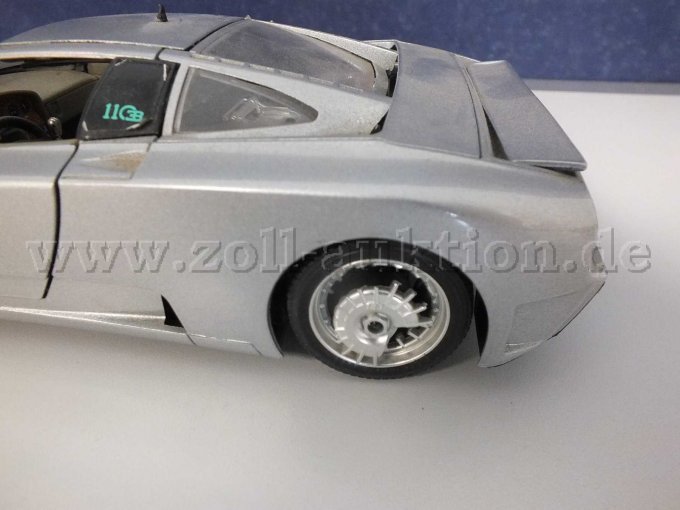 Linkes Hinterrad Bugatti beschädigt
