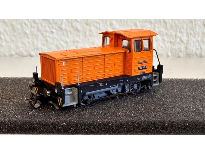 Diesellokomotive BR102 Gesamtansicht seitlich