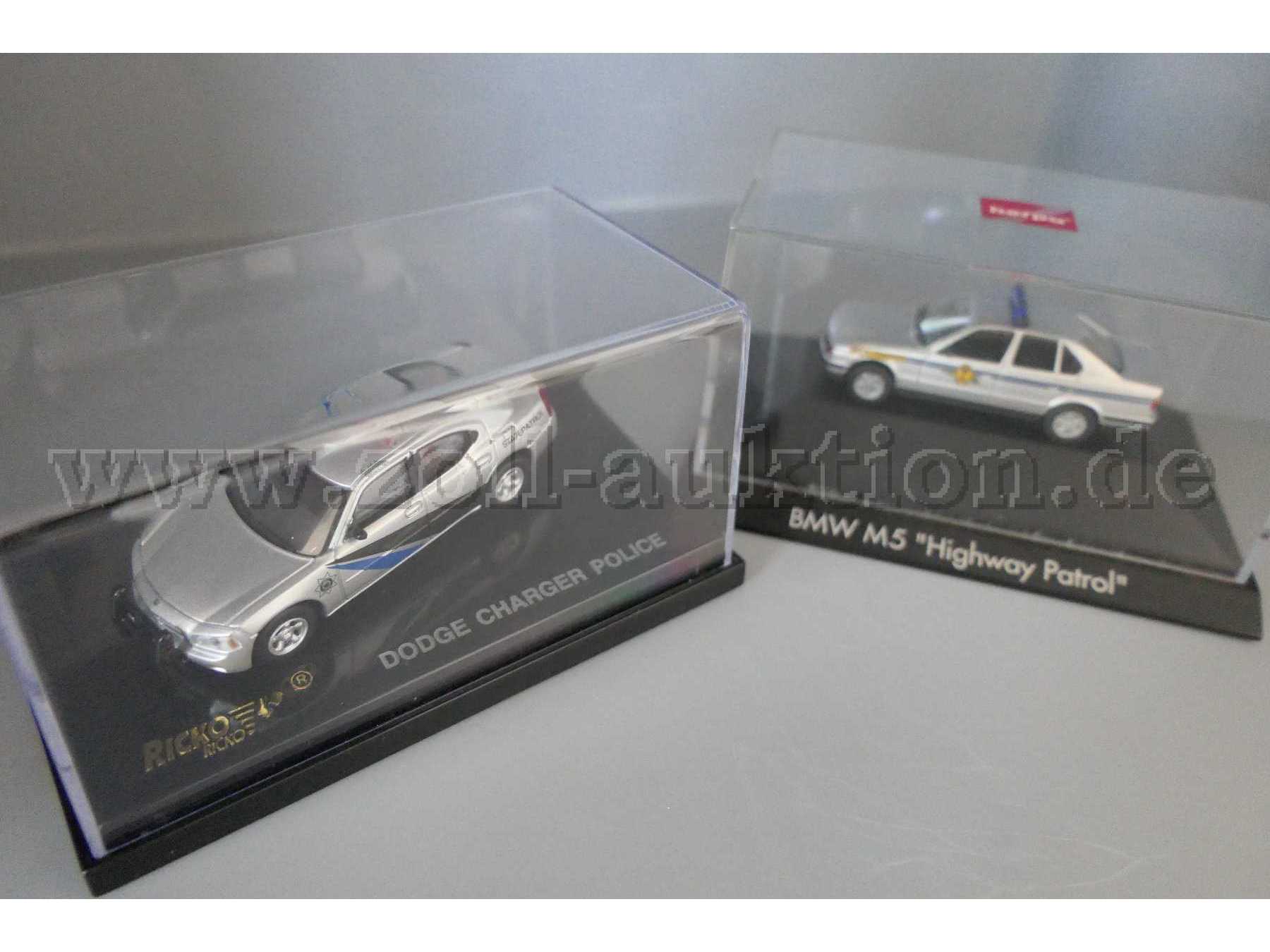 Dodge Charger Police und Herpa BMW M5 535i Highway Patrol Gesamtansicht im Schaukasten