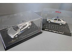 Dodge Charger Police und  Herpa BMW M5 535i Highway Patrol Gesamtansicht im Schaukasten