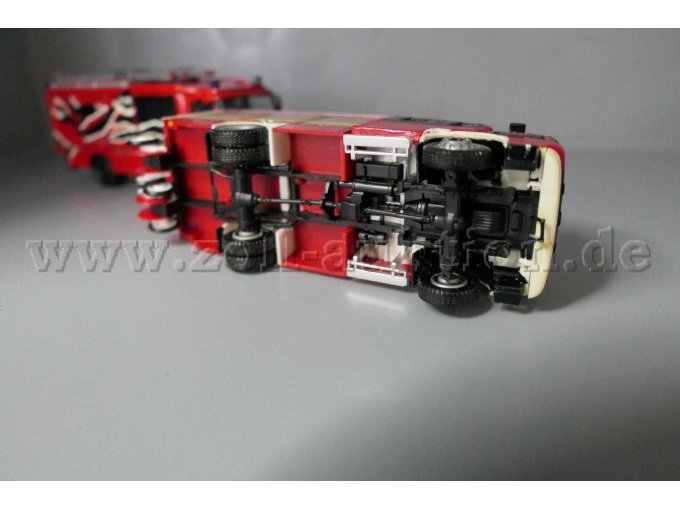 Modellfahrzeuge Mercedes Benz Feuerwehren Gesamtansicht von unten