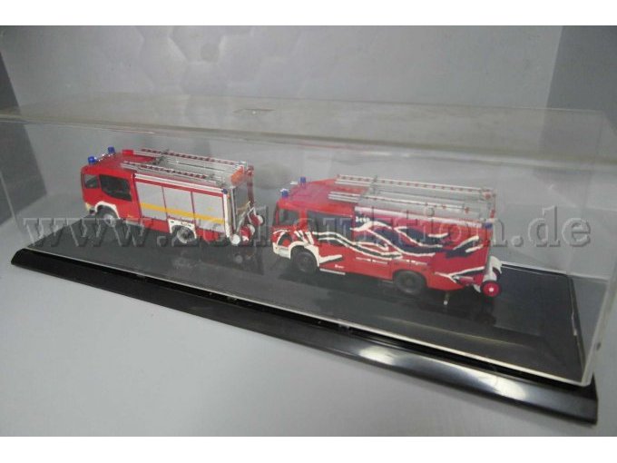 Modellfahrzeuge Mercedes Benz Feuerwehren Gesamtansicht im Schaukasten