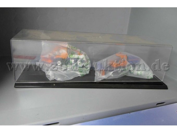 Modellfahrzeuge von Busch, Unimog Straßenmeisterei und Unimog Schneepflug, 1:87 Ansicht im Schaukasten