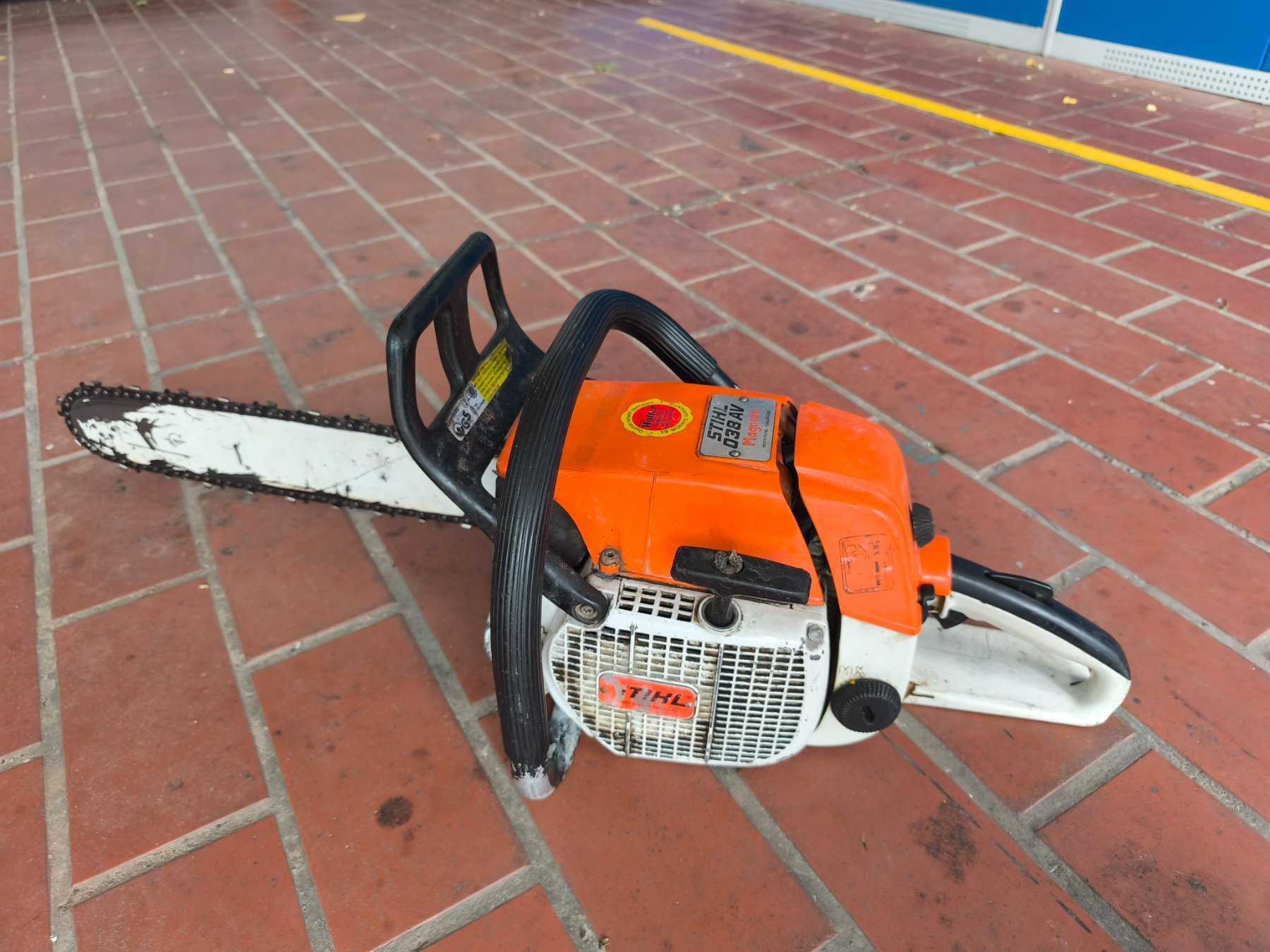 Säge 1 Seitenansicht links