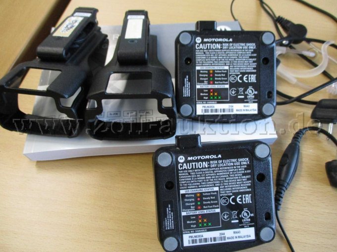 2 Motorola Funkgeräte XT460 + 2 Ohrhörer (unbekannter Hersteller) – foto 5 – kavel bij Zoll-Auktion, Oelde