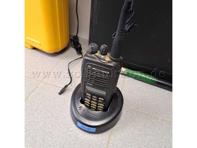 Motorola GP380 mit Ladegerät
