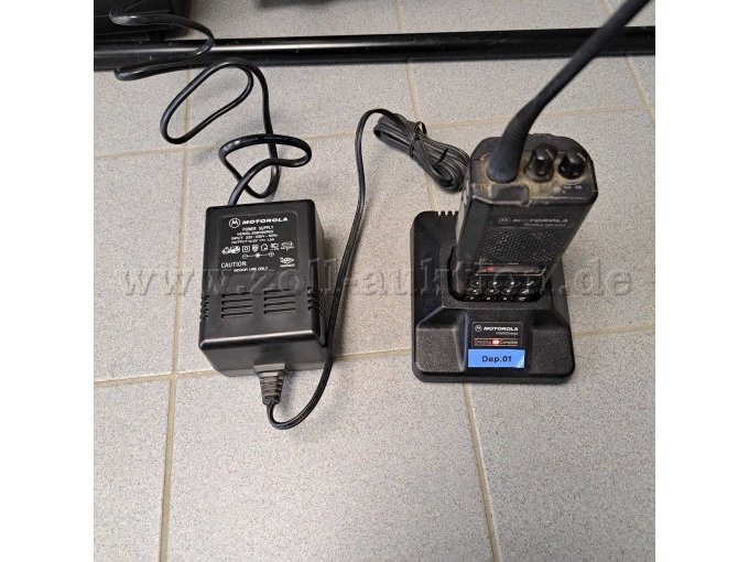 Motorola GP300 mit Ladegerät